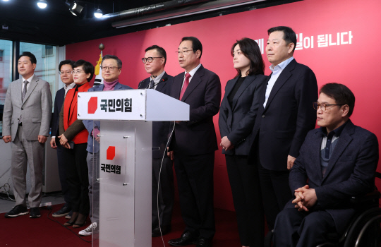 정영환 국민의힘 공천관리위원장과 위원들이 25일 서울 여의도 당사에서 1차 공천 결과를 발표하고 있다. 연합뉴 스.